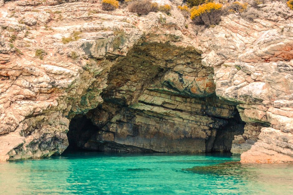 Morska špilja s tirkiznom vodom