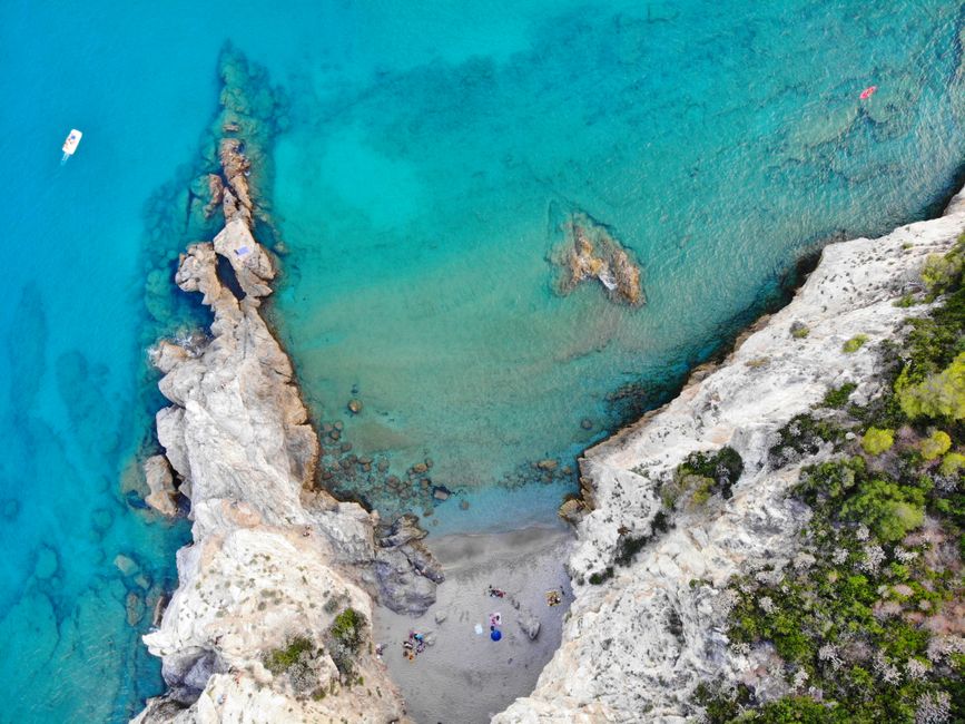 Piknik na osamljenoj plaži dostupnoj samo brodom