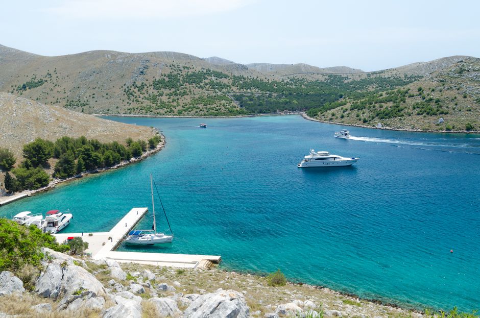 Turkizna uvala kod otoka Ugljana s brodom na sidru